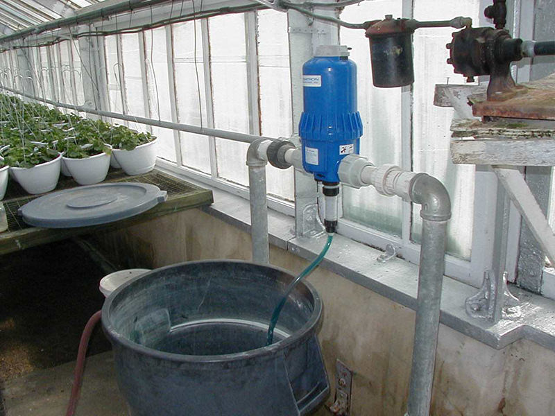 Típico inyector de fertilizante para invernadero