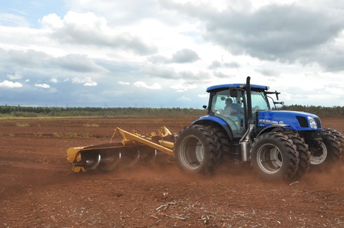 Tracteur qui nivelle le sol pour pouvoir accueillir les nouvelles plantes. Source : Premier Tech