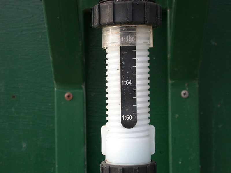 El índice de inyección del fertilizante puede ajustarse girando la rosca de ajuste en este tipo de injector.
