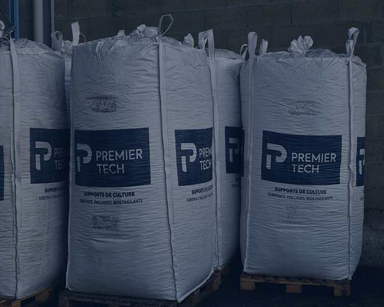 Chargeuse qui transporte du substrat professionnel sur le site de production de Premier Tech Forges