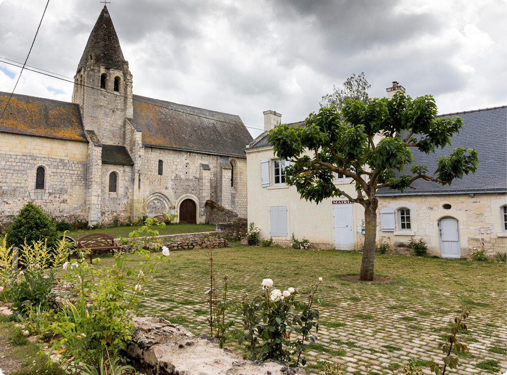 Réalisation de la place de l'Eglise en pavé vert sur la commune de Verrie
