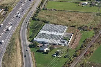 Installations de Freeman Herbs pour la production bio