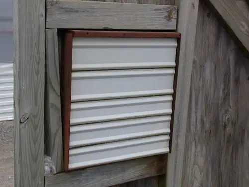 Indicaciones sobre persianas de ventilación sobre calefacción de invernaderos y conservación de energía.