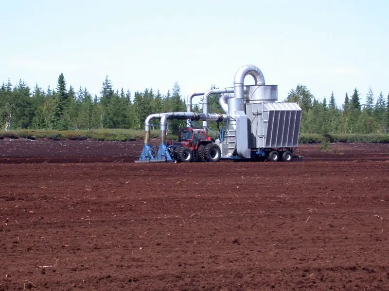 Machine pour recolter la tourbe a deux tetes
